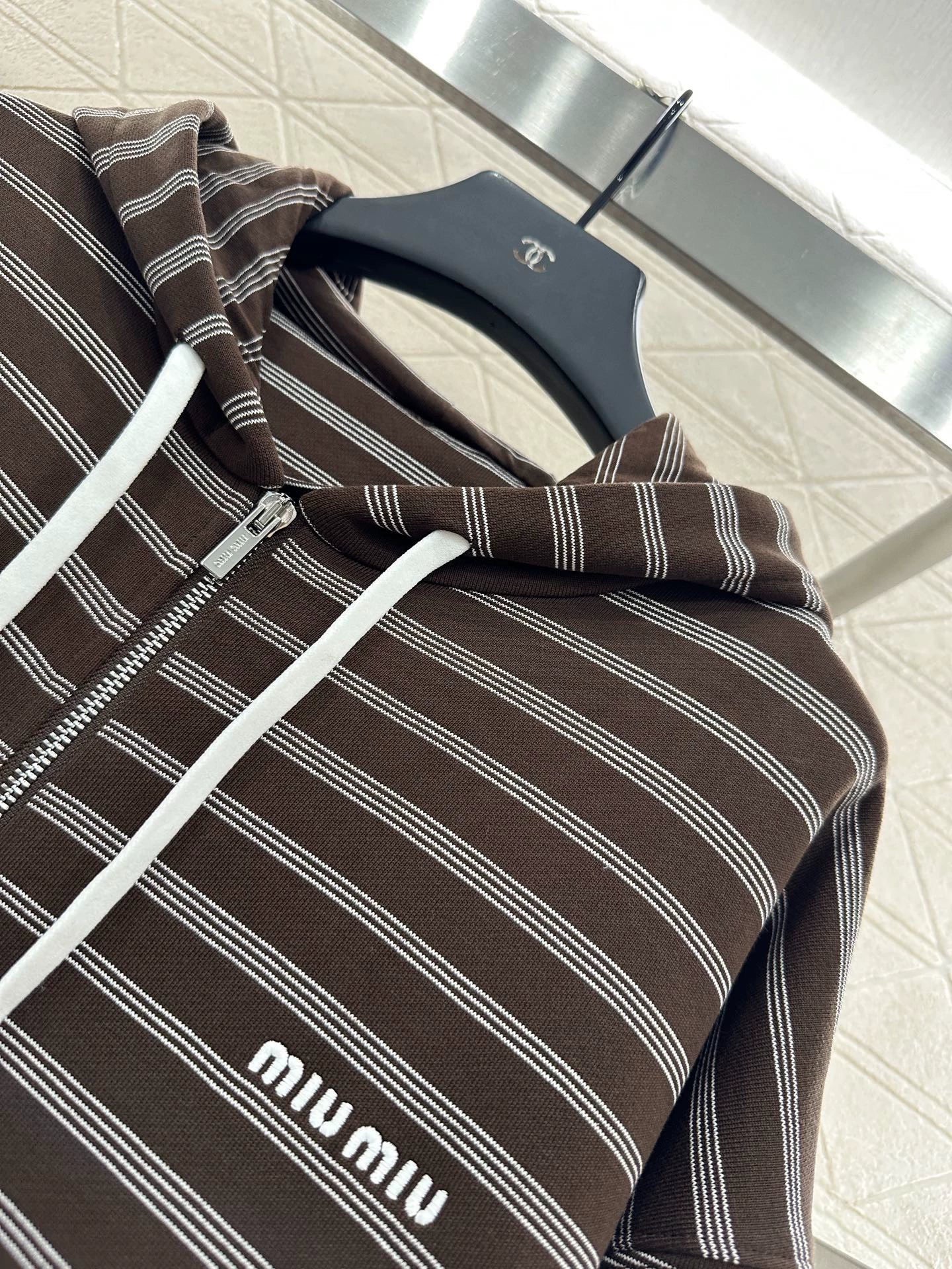 M 25 Hooded zip-up sweatshirt