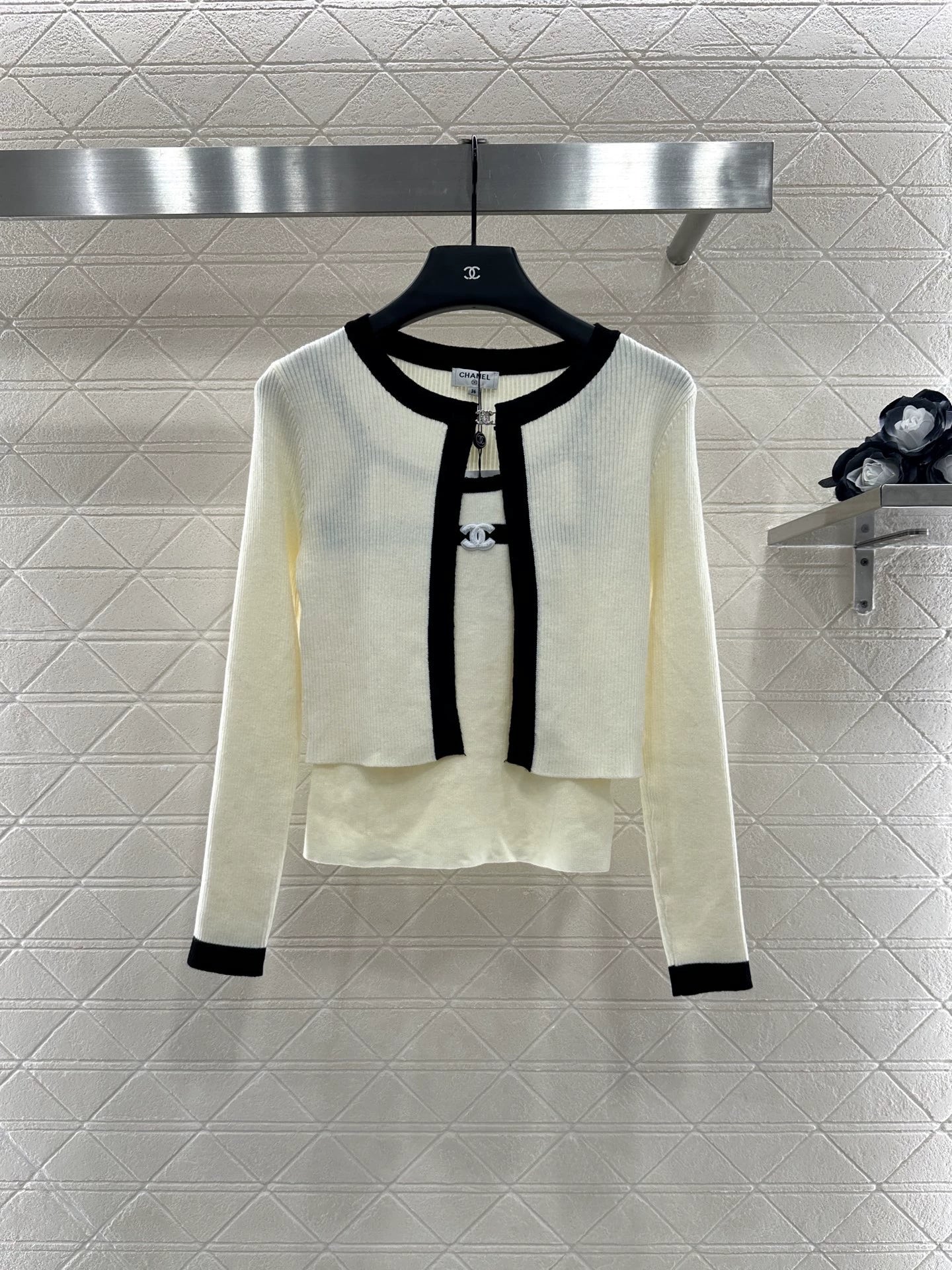 C 25 Two-piece knitted cardigan set with suspenders
