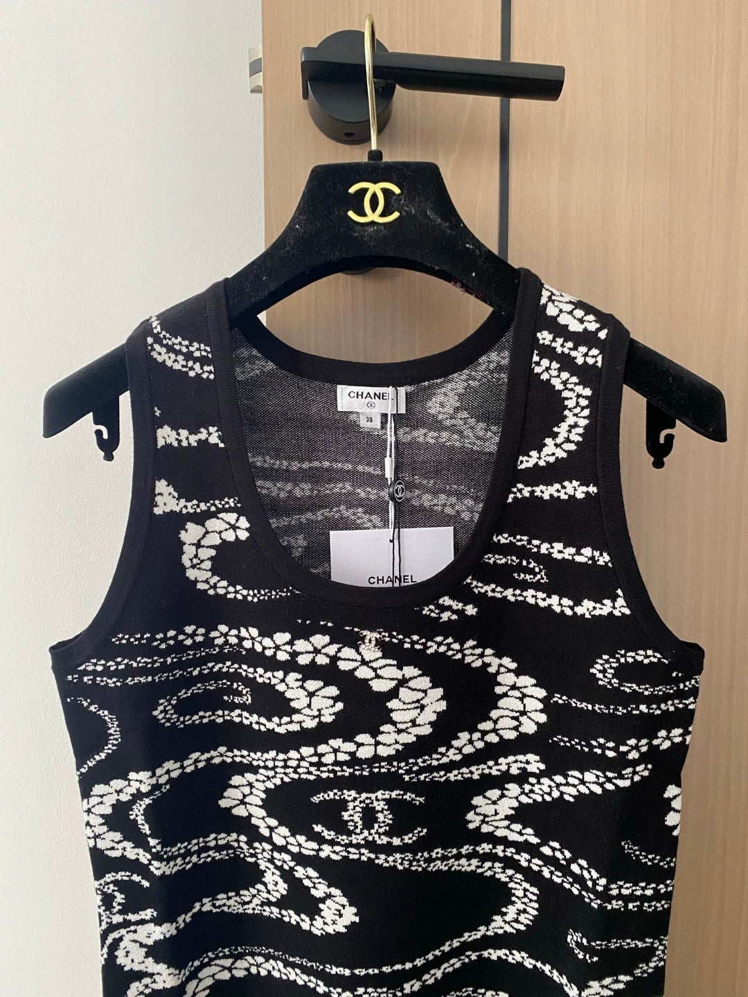 Gilet tricoté sans manches à col rond et motif pétale C 25 