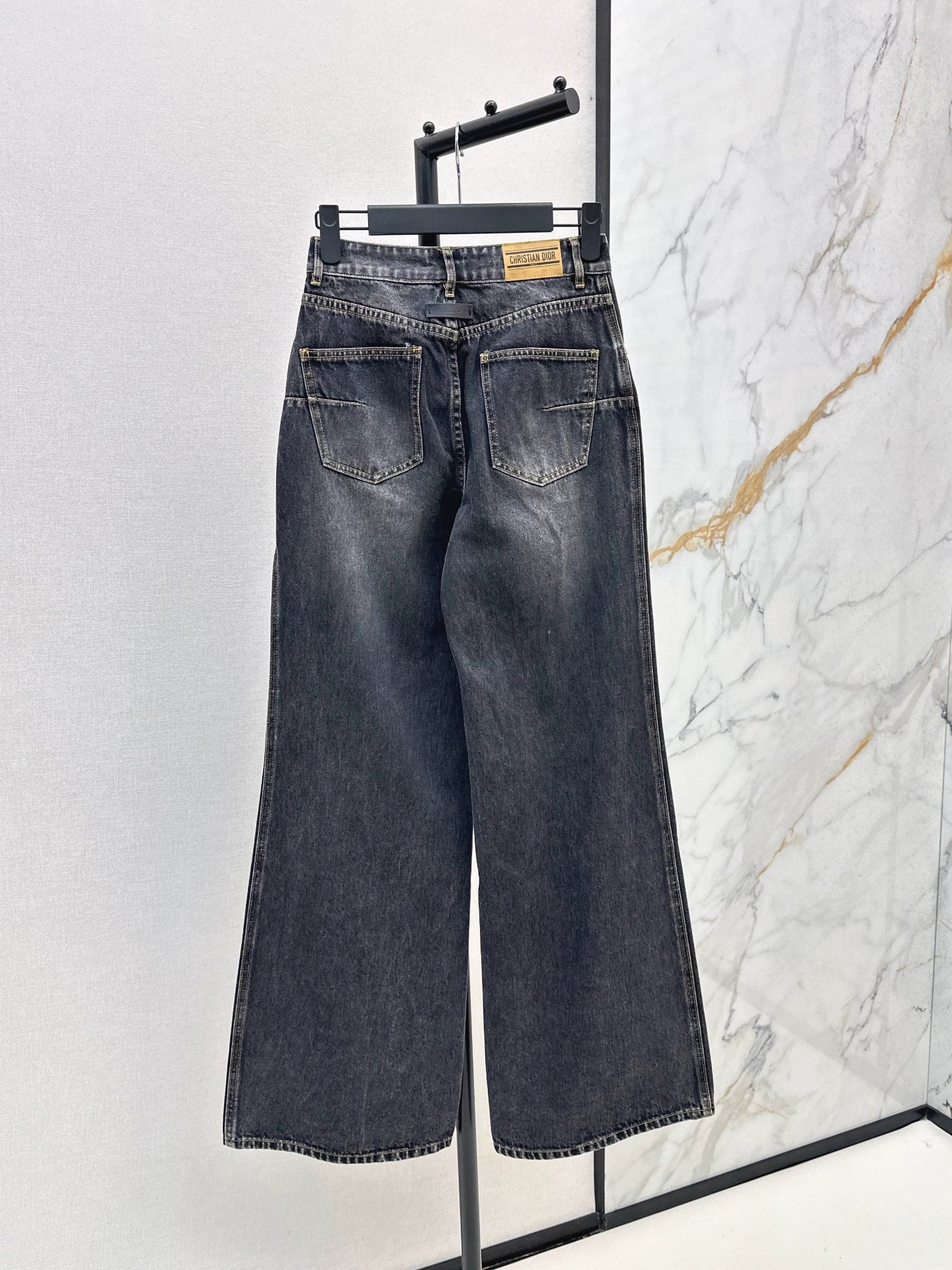 D 25 Damaged loose jeans