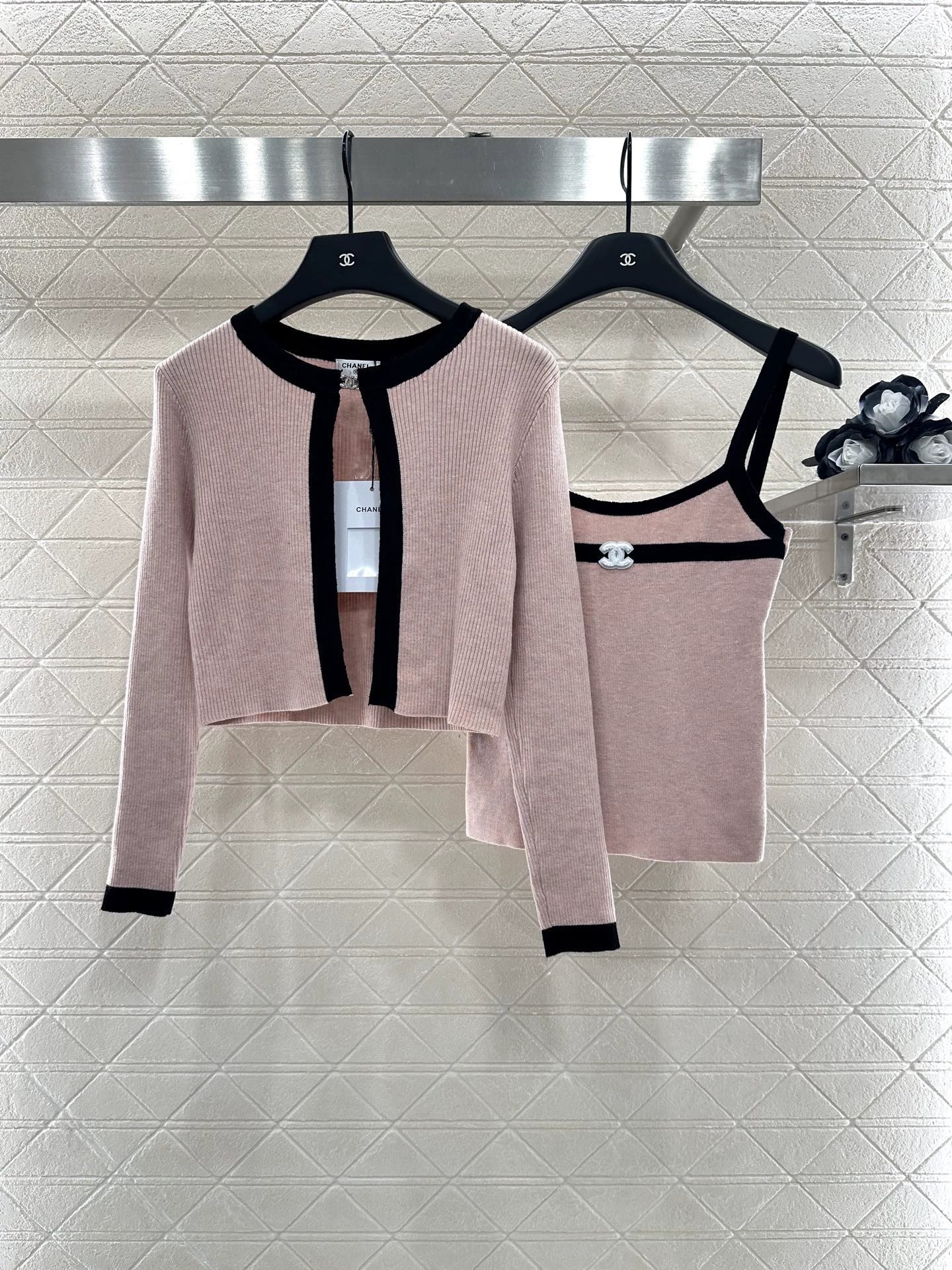 C 25 Two-piece knitted cardigan set with suspenders