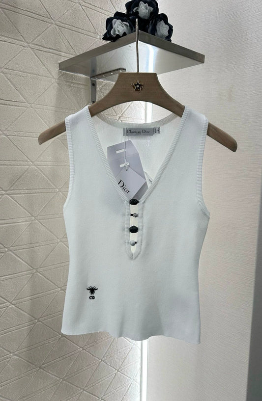 D 25 New Front Cutout Knit Vest