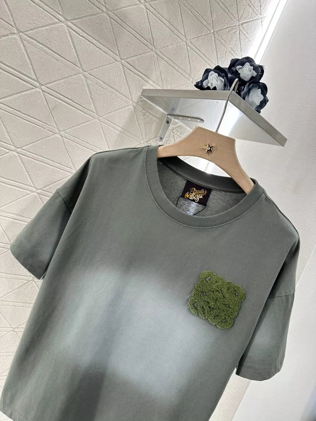 T-shirt à manches courtes et col rond avec motif totem brodé printemps/été LO 25 