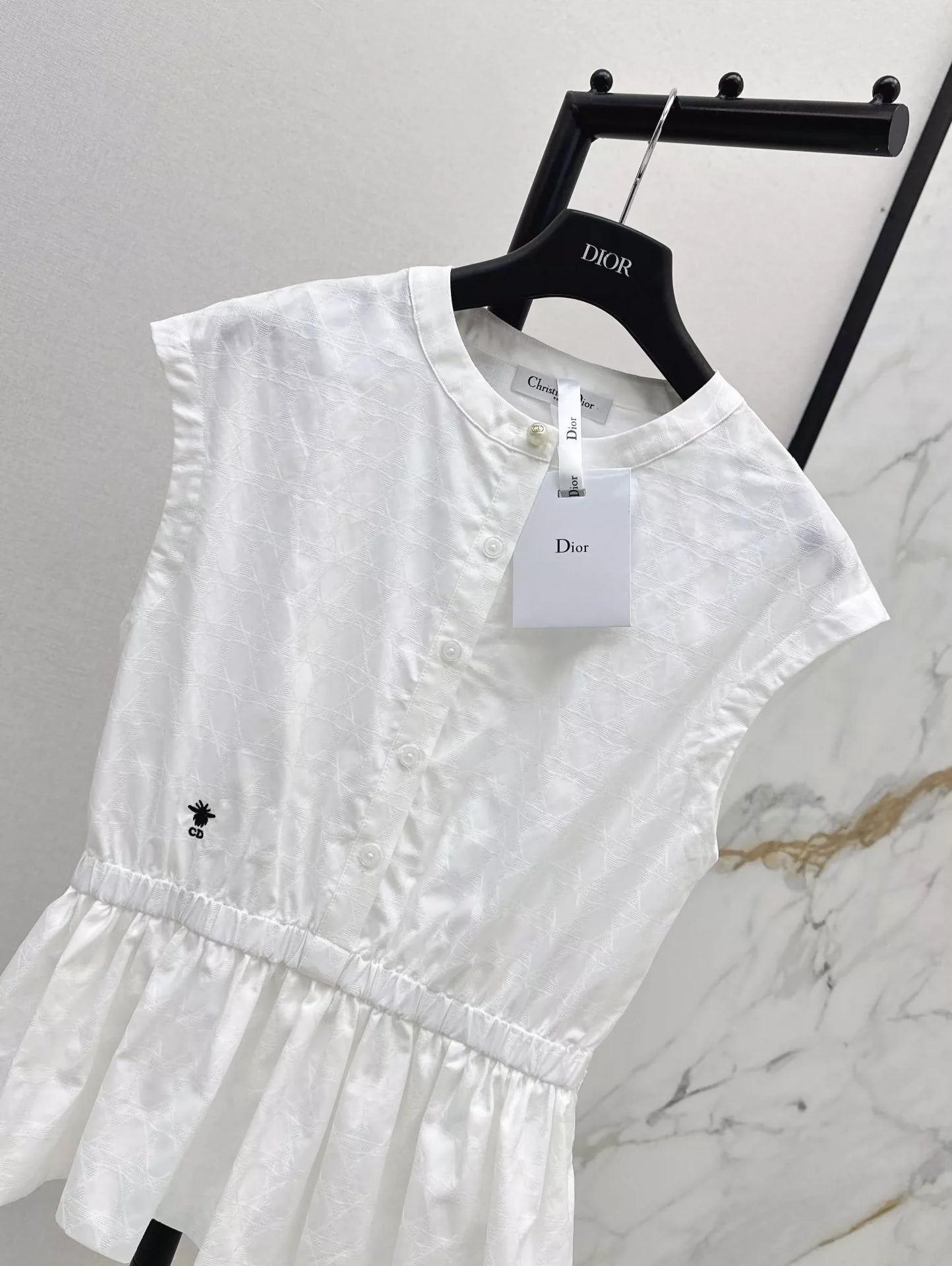 D 25 spring and summer new embroidery round neck sleeveless shirt
