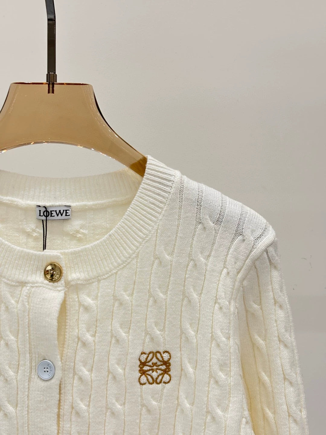LO 25 neue Twist-Stickerei-Muster Kontrastfarbe Metallknopf Langarm Strickjacke 