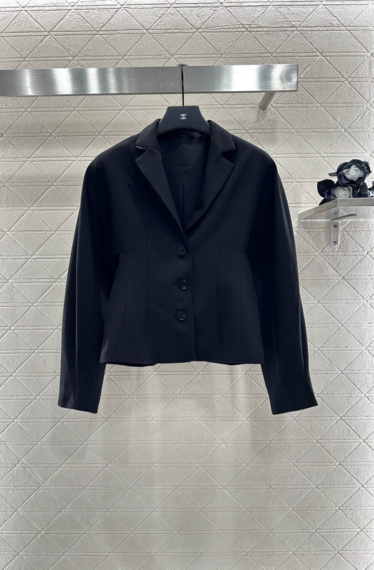 D 25 Wide-sleeved, waisted, short suit.