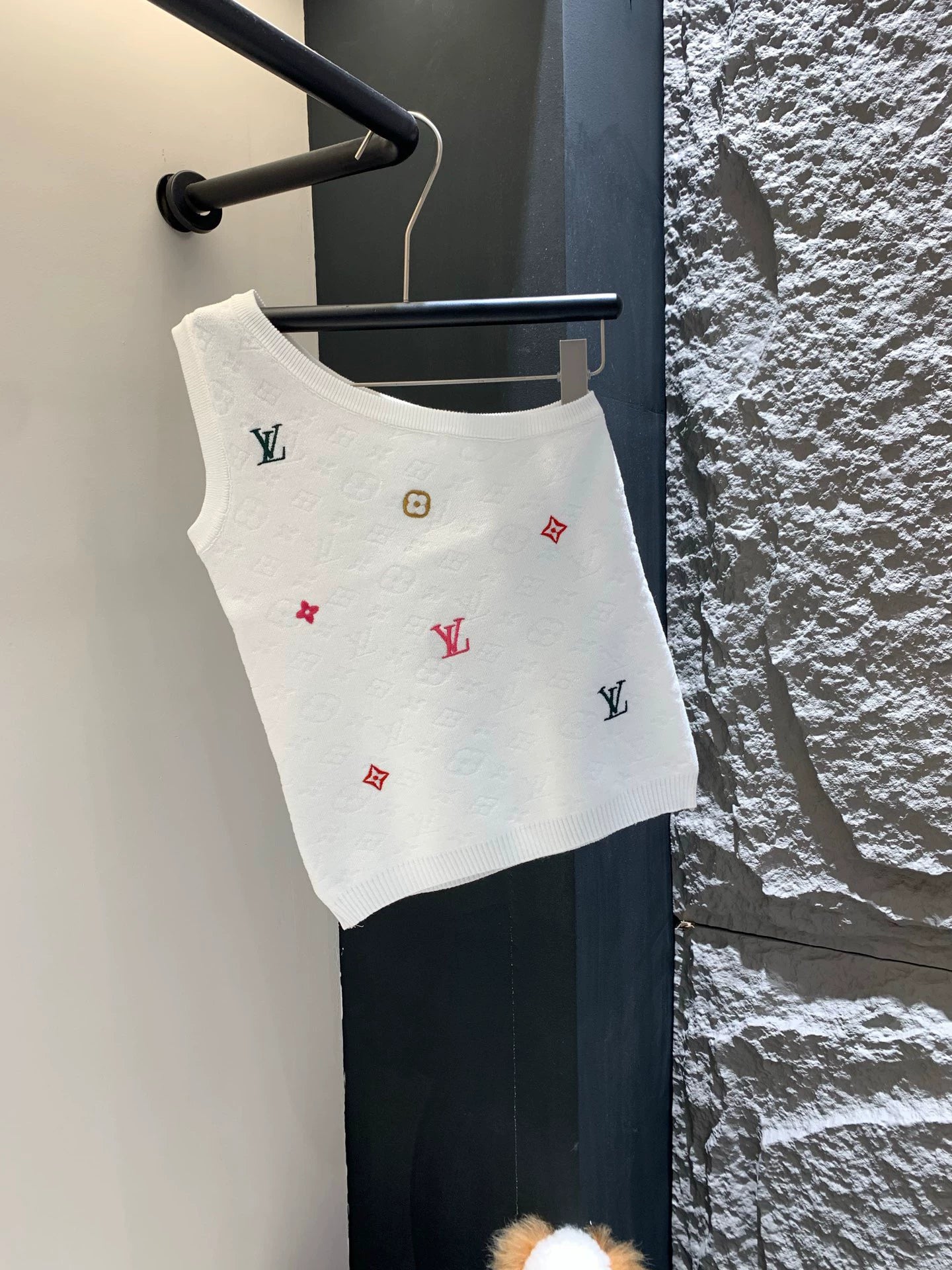 L 25 Knit Logo Sleeveless One-Shoulder Vest