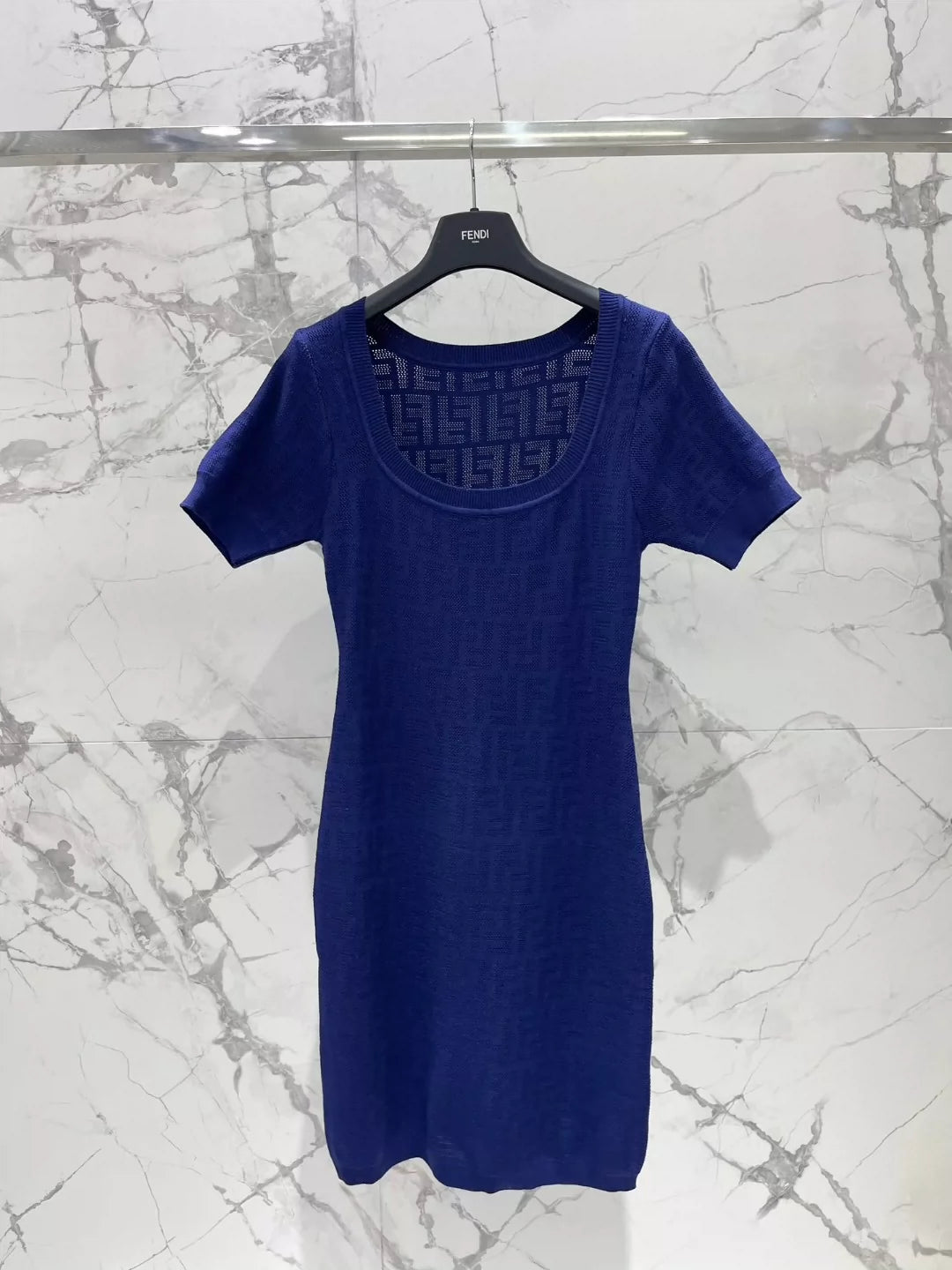 F 25 Kurzärmliges Strickkleid im neuen Stil mit geprägtem U-Ausschnitt 