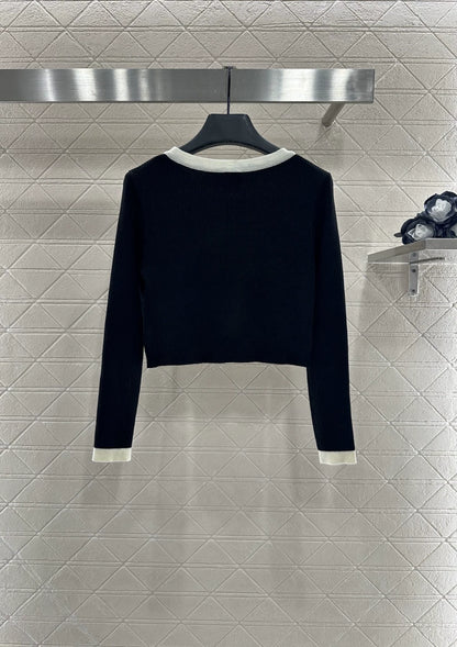 C 25 Two-piece knitted cardigan set with suspenders