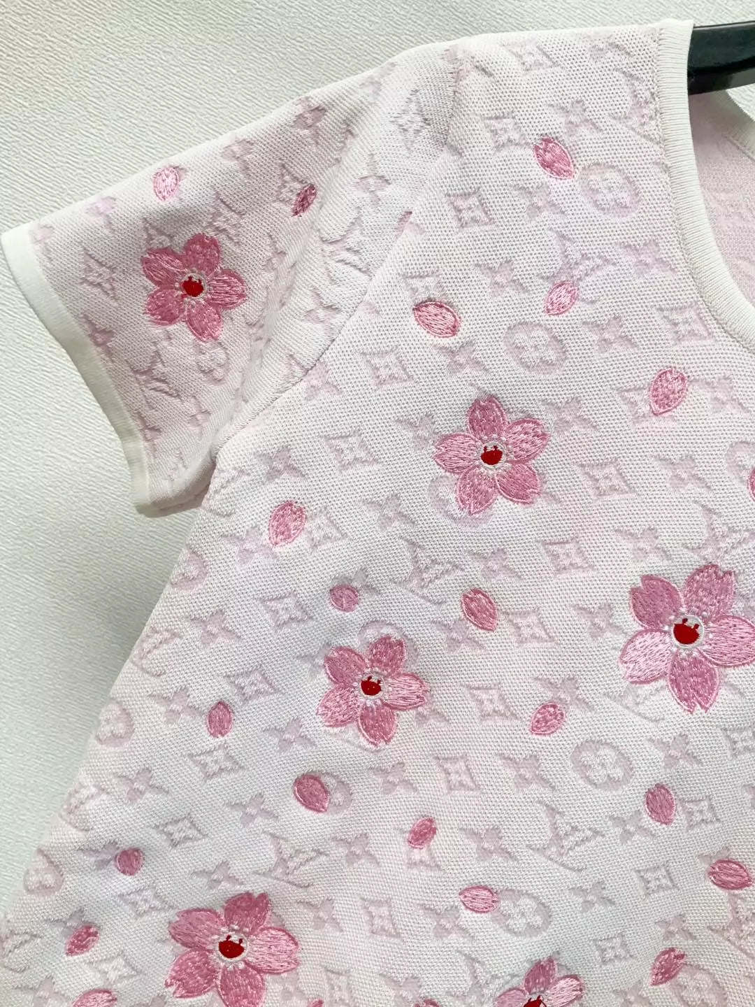 L 25 New Letter Full Print Embossed Flower Embroidery Knit Crew Neck Short Sleeve