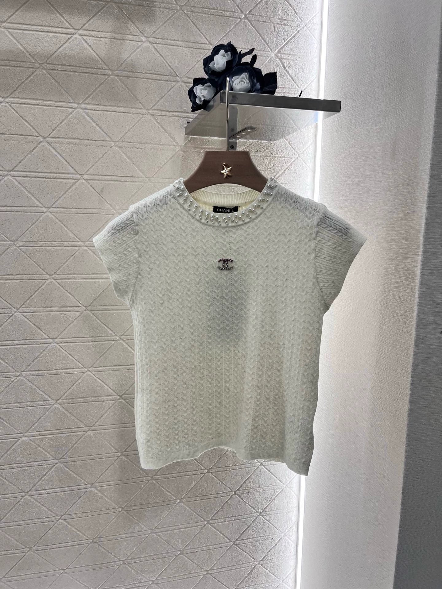 C 25 Spring/Summer New Short Sleeve Knit Top with Pearl Neckline