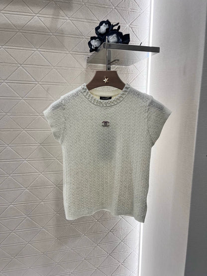 C 25 Spring/Summer New Short Sleeve Knit Top with Pearl Neckline