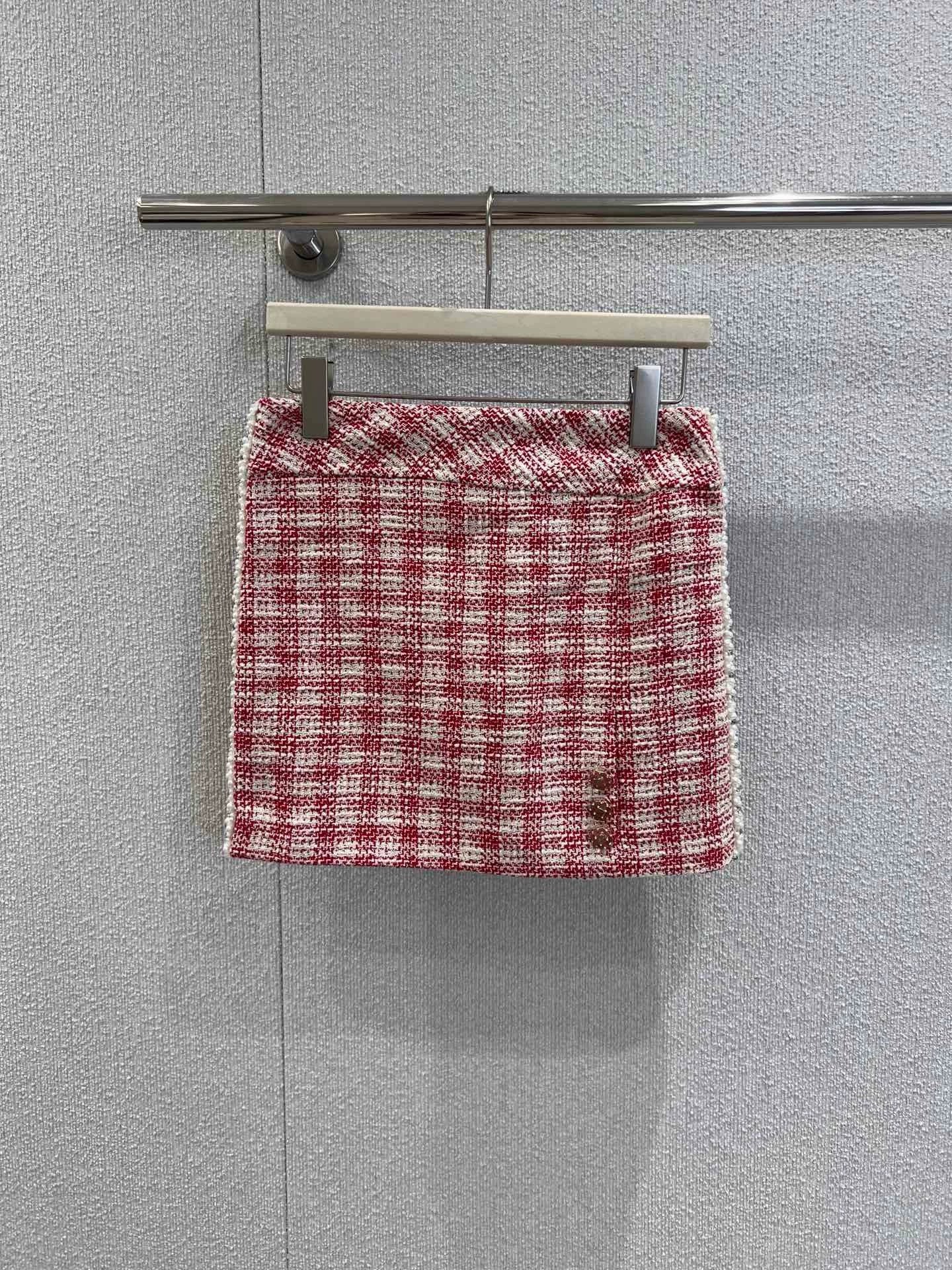 C 25 Red and white checked tweed beaded skirt
