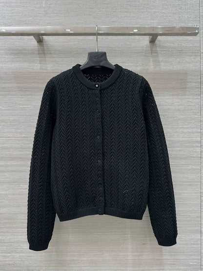G 25 New Knitted cardigan with cut-out design.