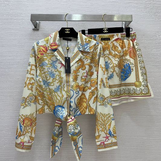 Ve New 25-inch starfish and conch shell print two-piece suit with a stylish holiday vibe.