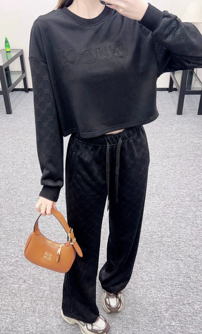 G 25 Round neck embroidered sweatshirt and trousers set