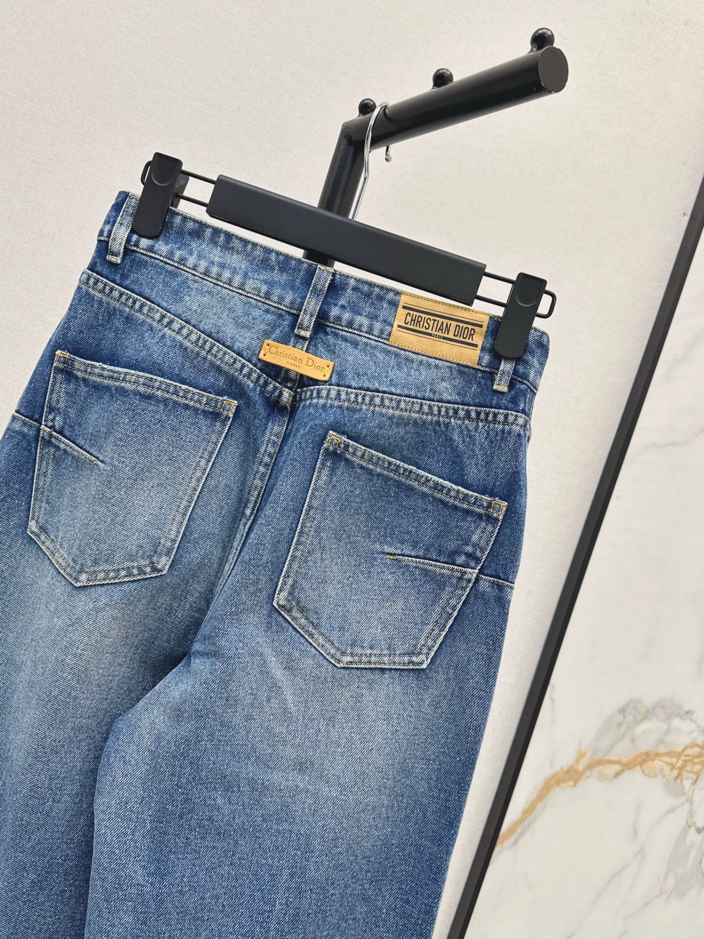 D 25 Damaged loose jeans