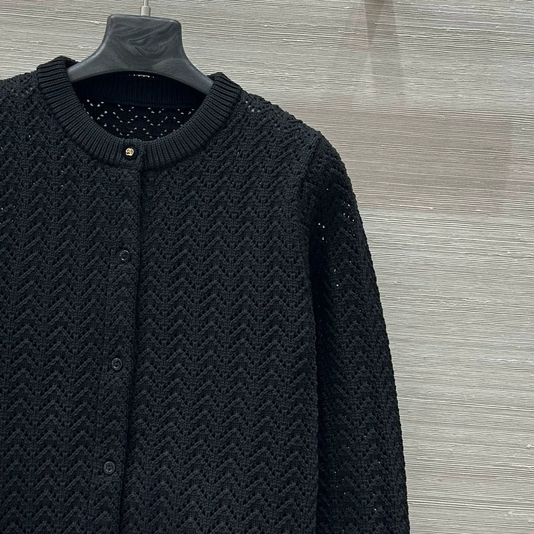 G 25 New Knitted cardigan with cut-out design.