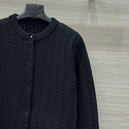 G 25 New Knitted cardigan with cut-out design.