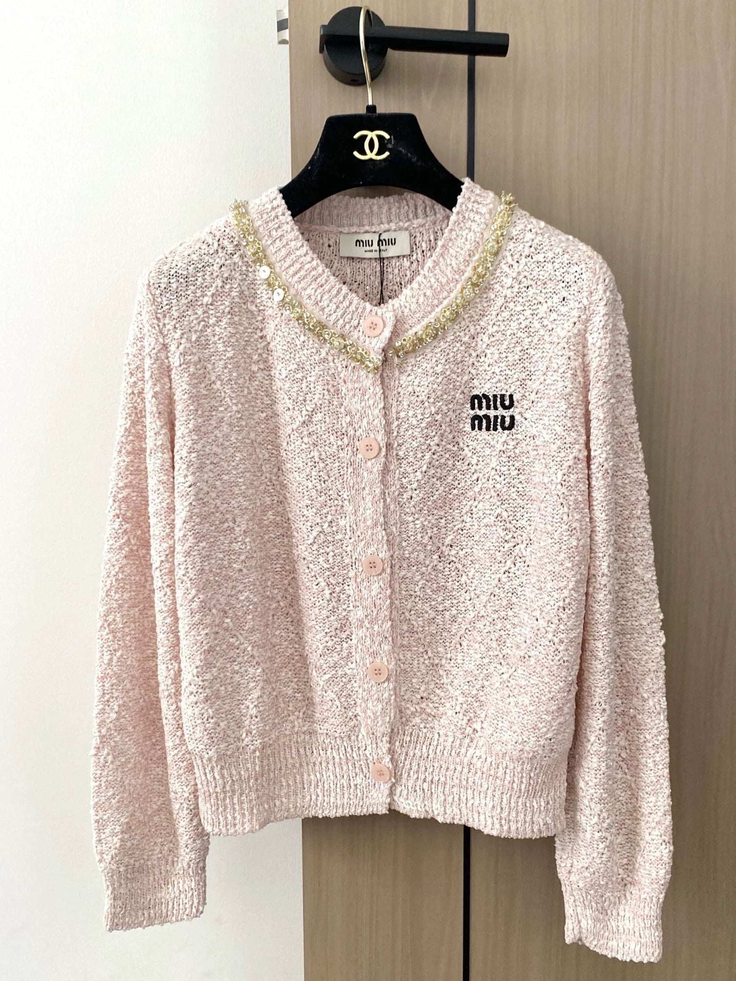 M 25 new embroidered letters beaded round neck long sleeve knitted cardigan(Beigi/pink)