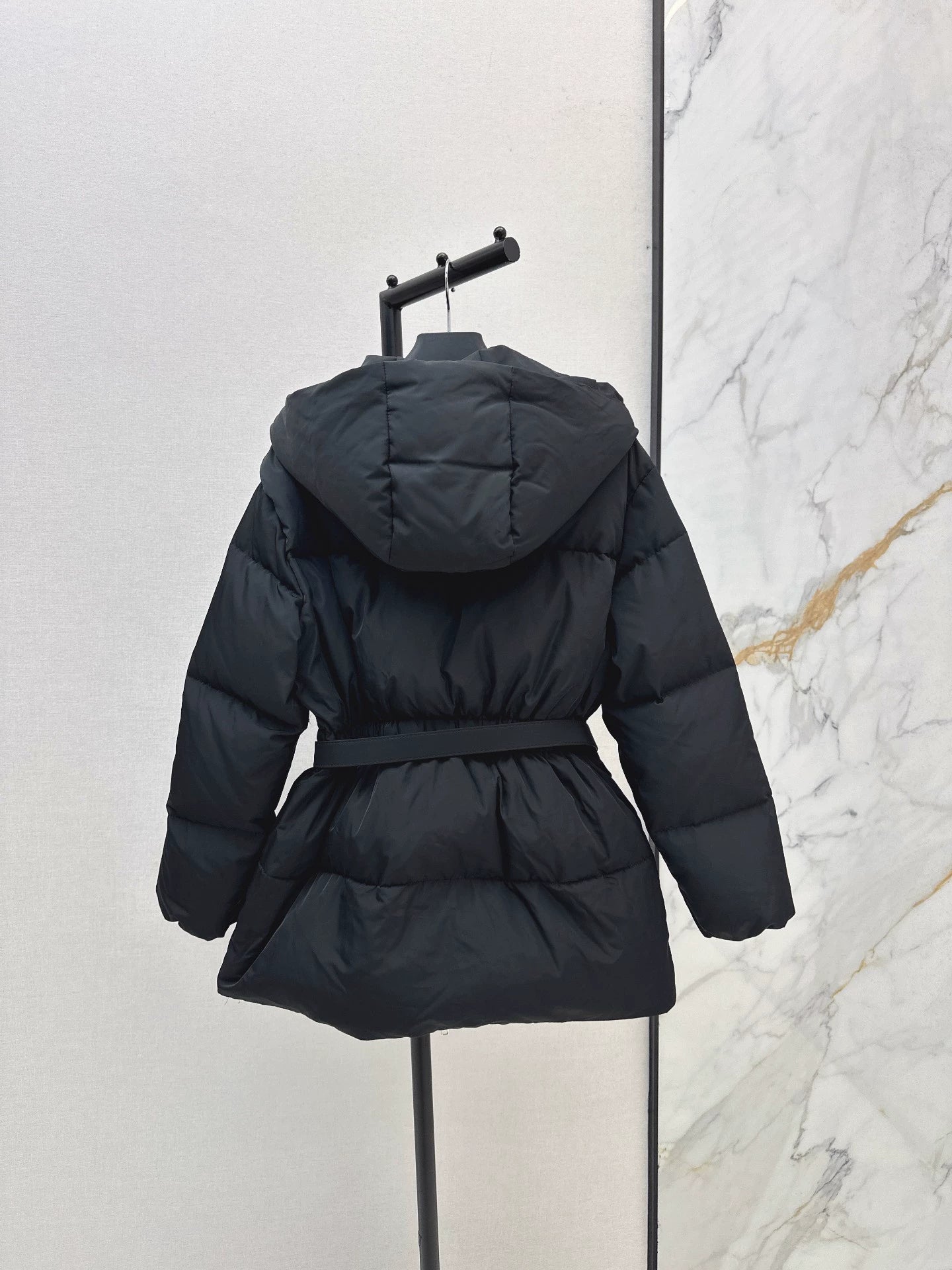 P 25fw Hooded slim-fit mid-length down jacket