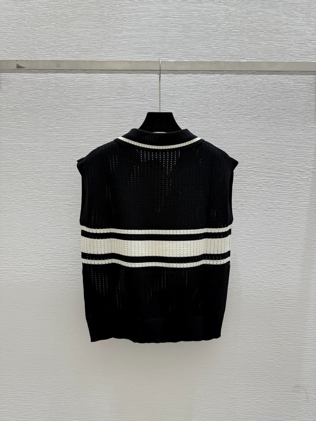 D 25 New Bee Embroidery Clashing Stripe Collar Sleeveless Knit Tank Top