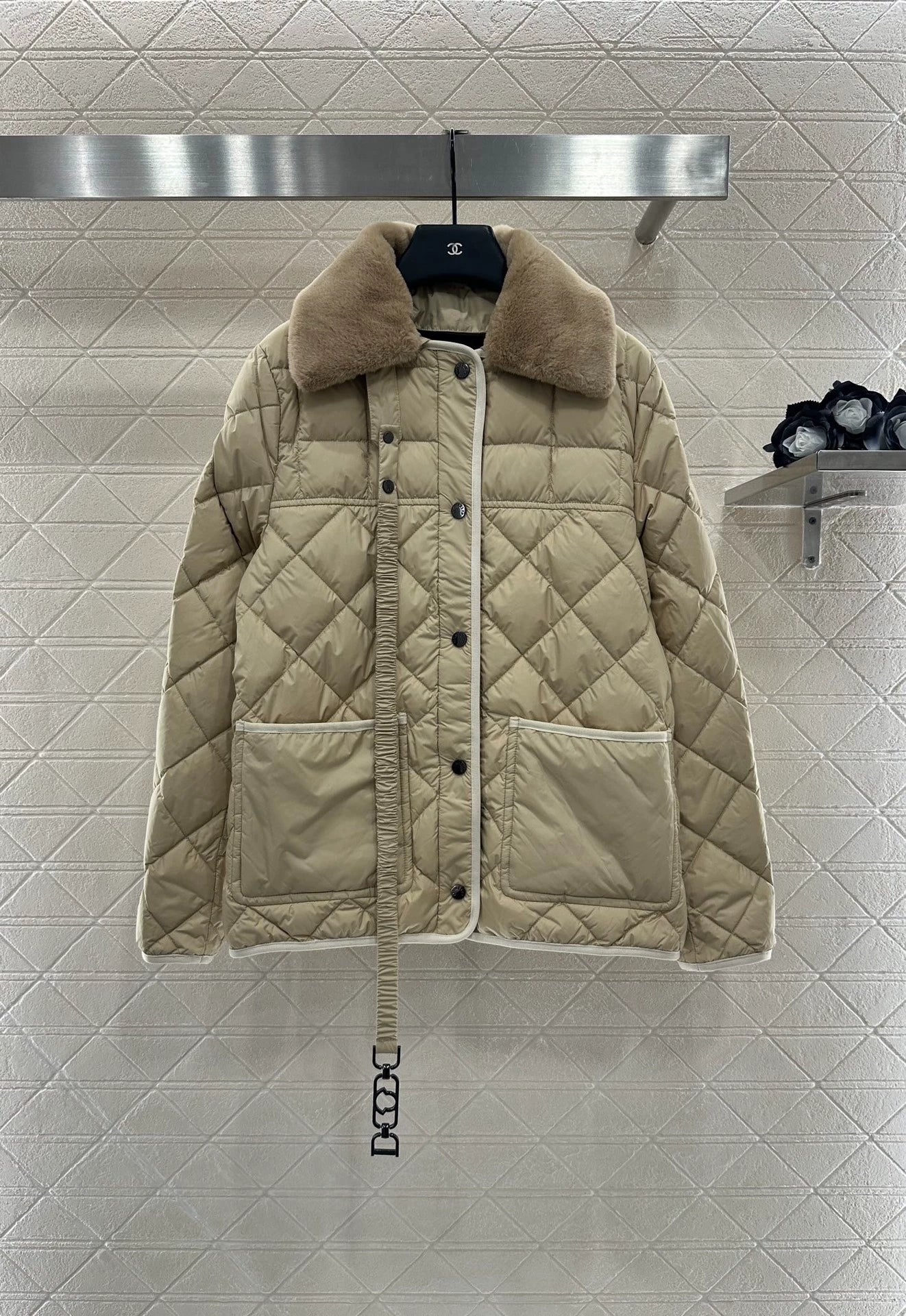 Mon 25 Down jacket with detachable belt and lapel