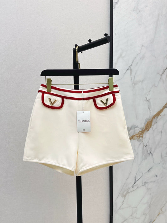 V 25 New V-neck buttoned high waist shorts