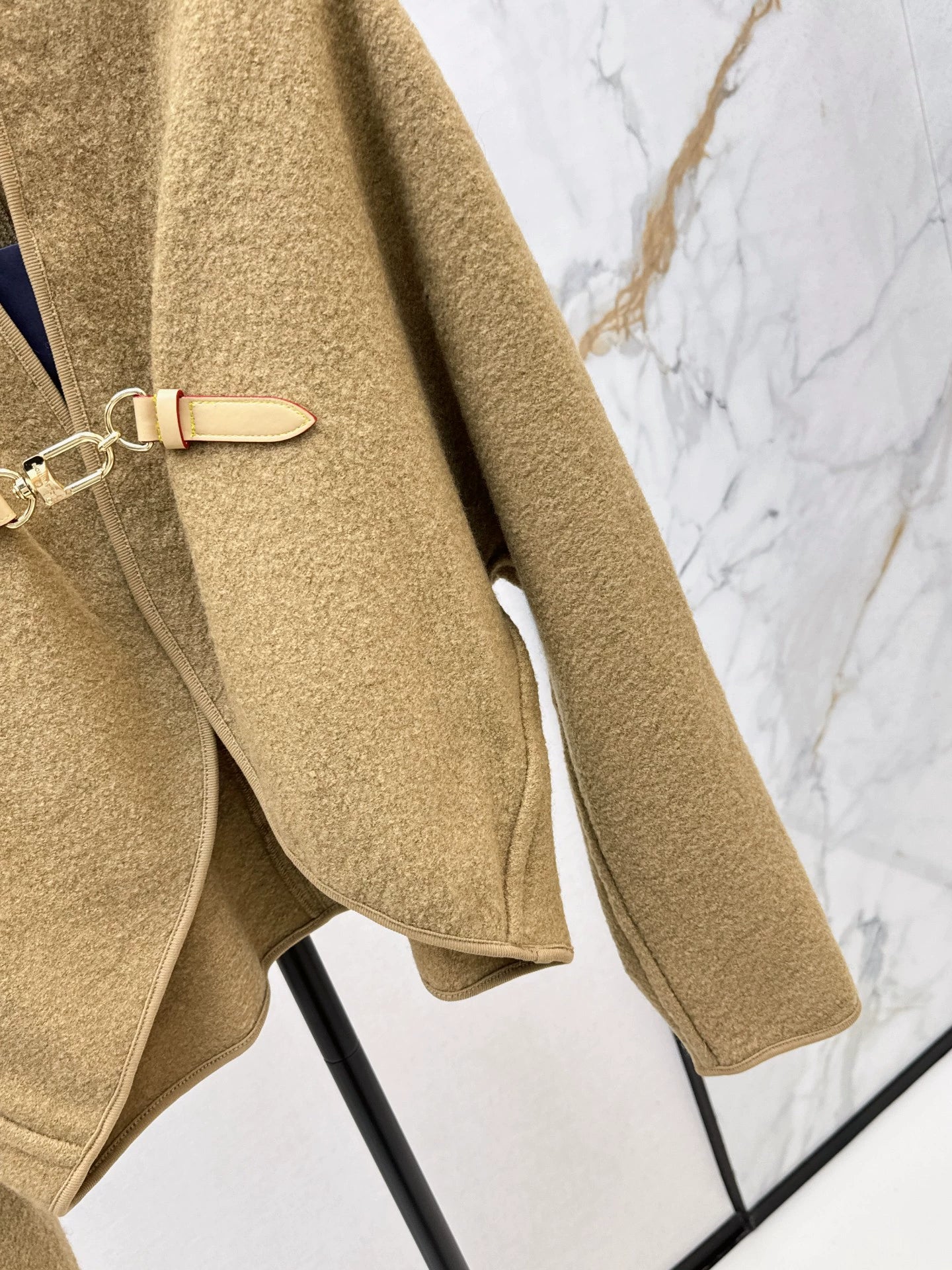 L 25 Buckled double-sided cape coat