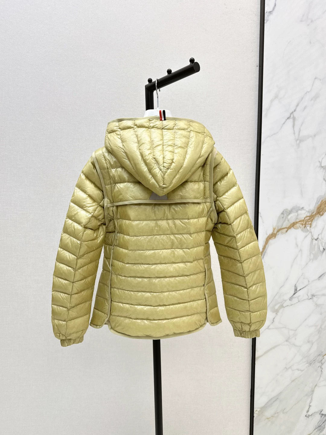 Mon 25fw New lightweight down jacket with detachable sleeves.