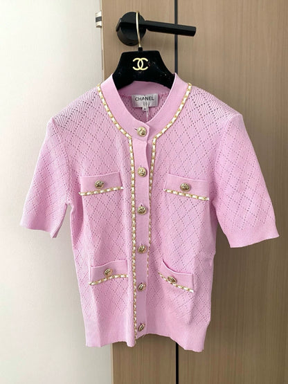 C 25 Neue Strickjacke mit Kettenknöpfen, Rundhalsausschnitt und kurzen Ärmeln 