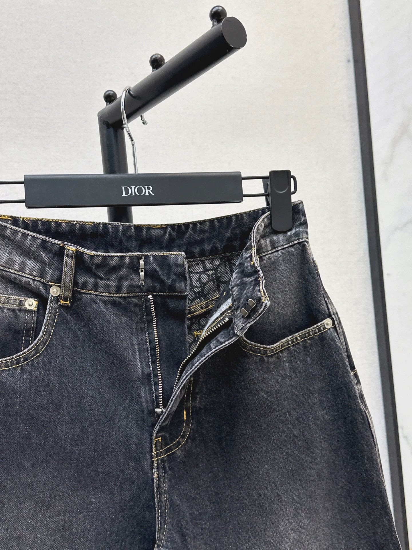 D 25 Damaged loose jeans