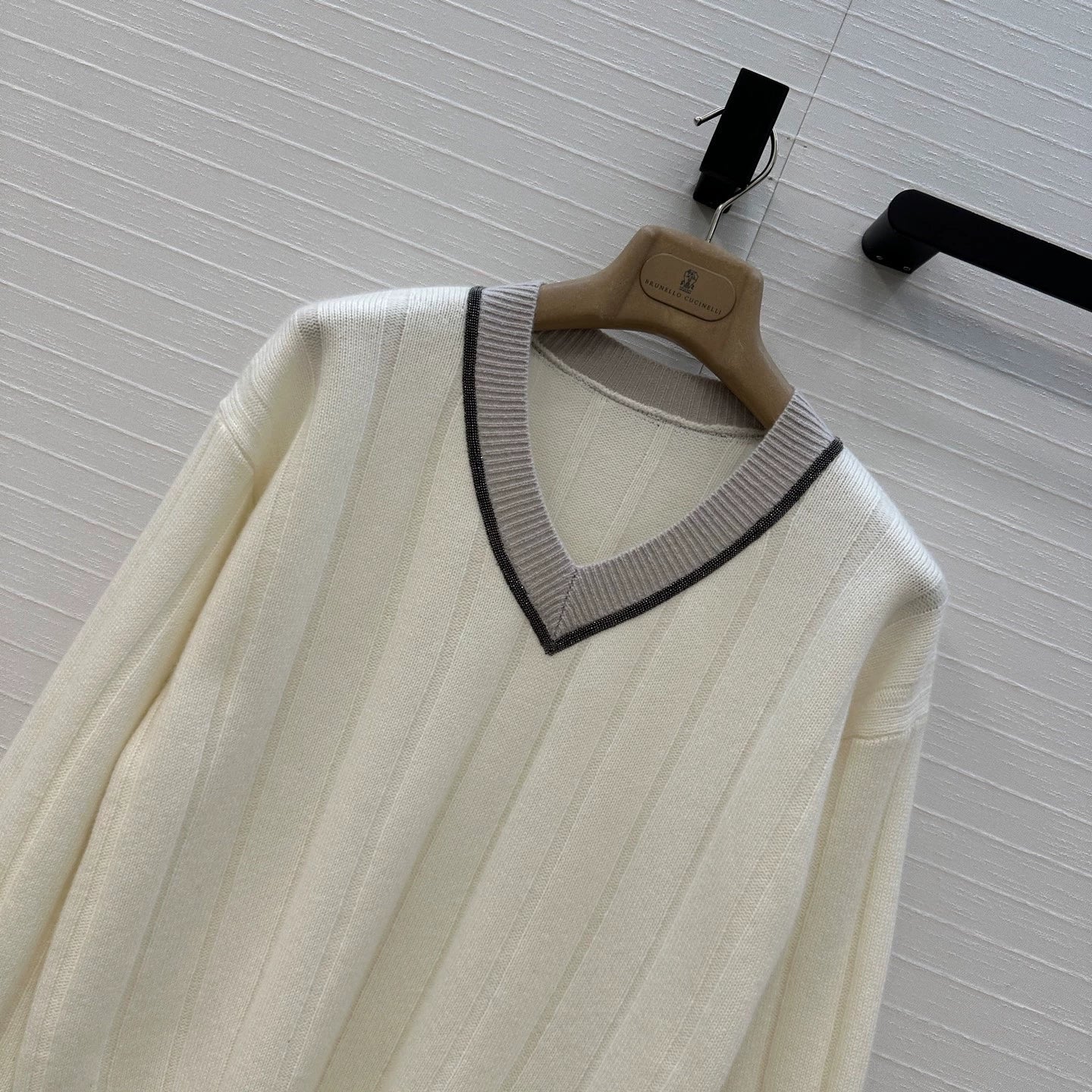 Bru 25's new Fall/Winter color-blocked V-neck cashmere sweater