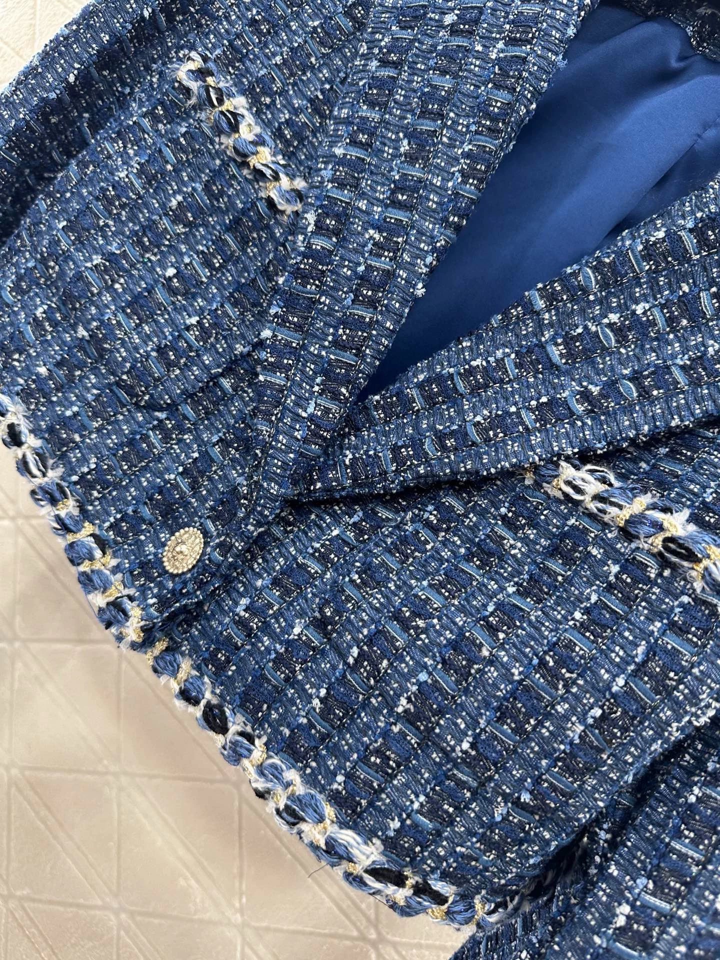 C 25 Cropped woolen tweed dress jacket
