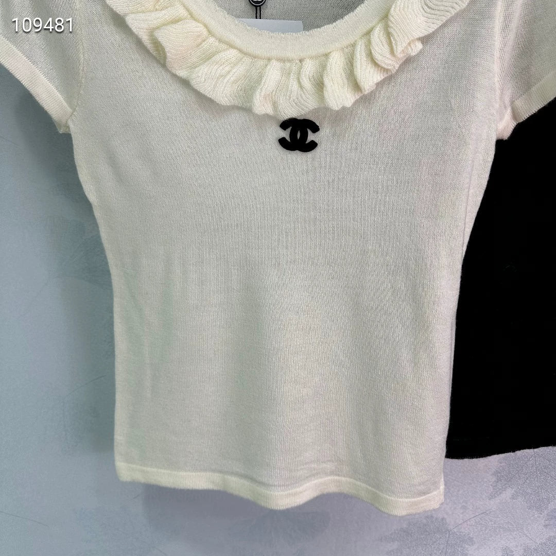 C 25 Crew neckline and short sleeves in a slimming knit.