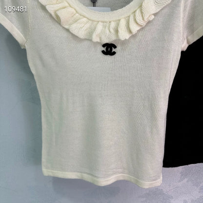 C 25 Crew neckline and short sleeves in a slimming knit.