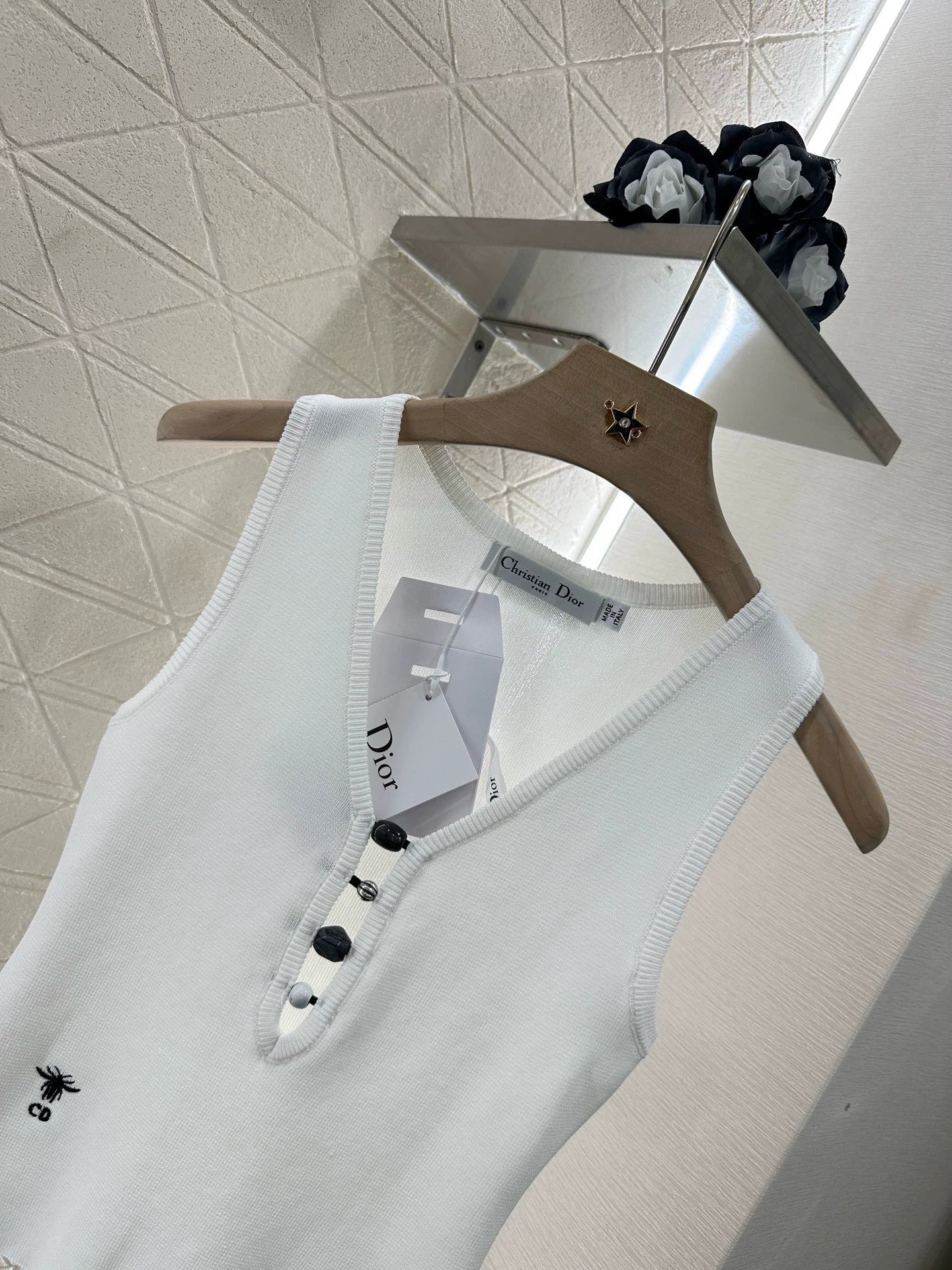 D 25 New Front Cutout Knit Vest