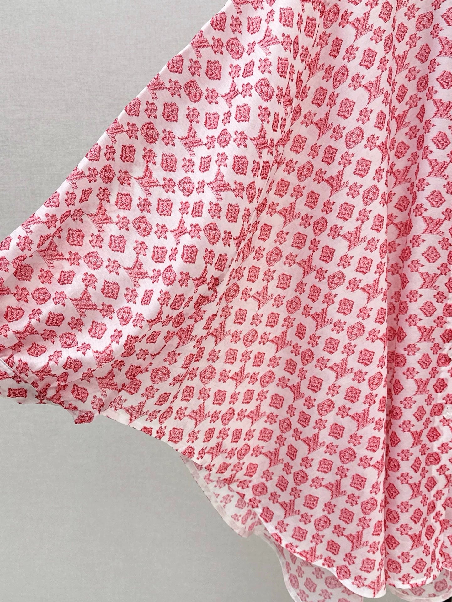 L 25 New irregular cape style shirt