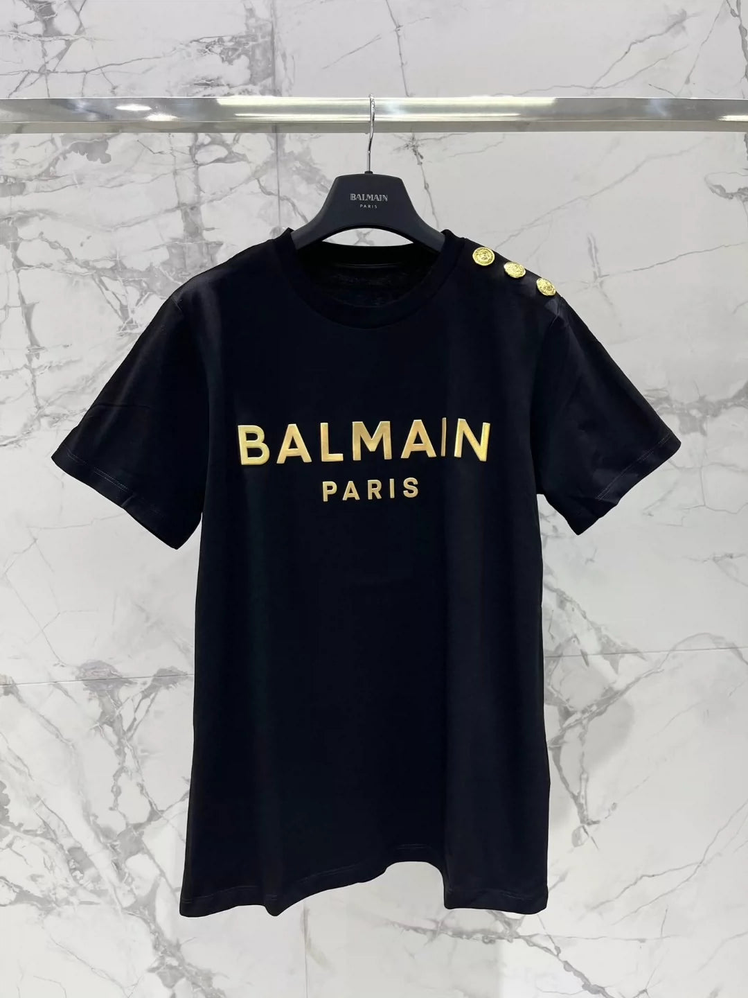 BA 25 Neues bedrucktes T-Shirt mit Knopfverzierung