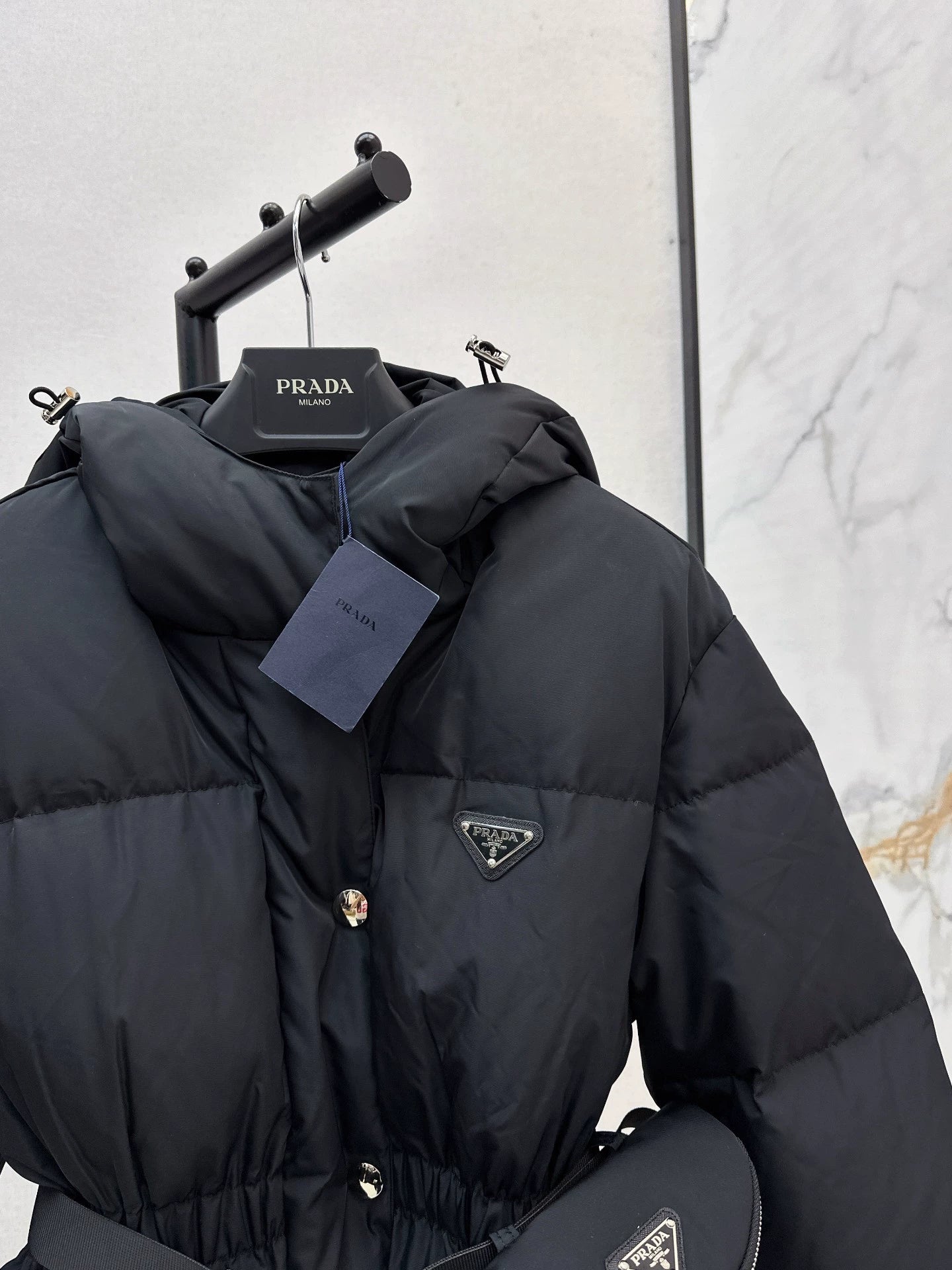 P 25fw Hooded slim-fit mid-length down jacket (with waist bag)