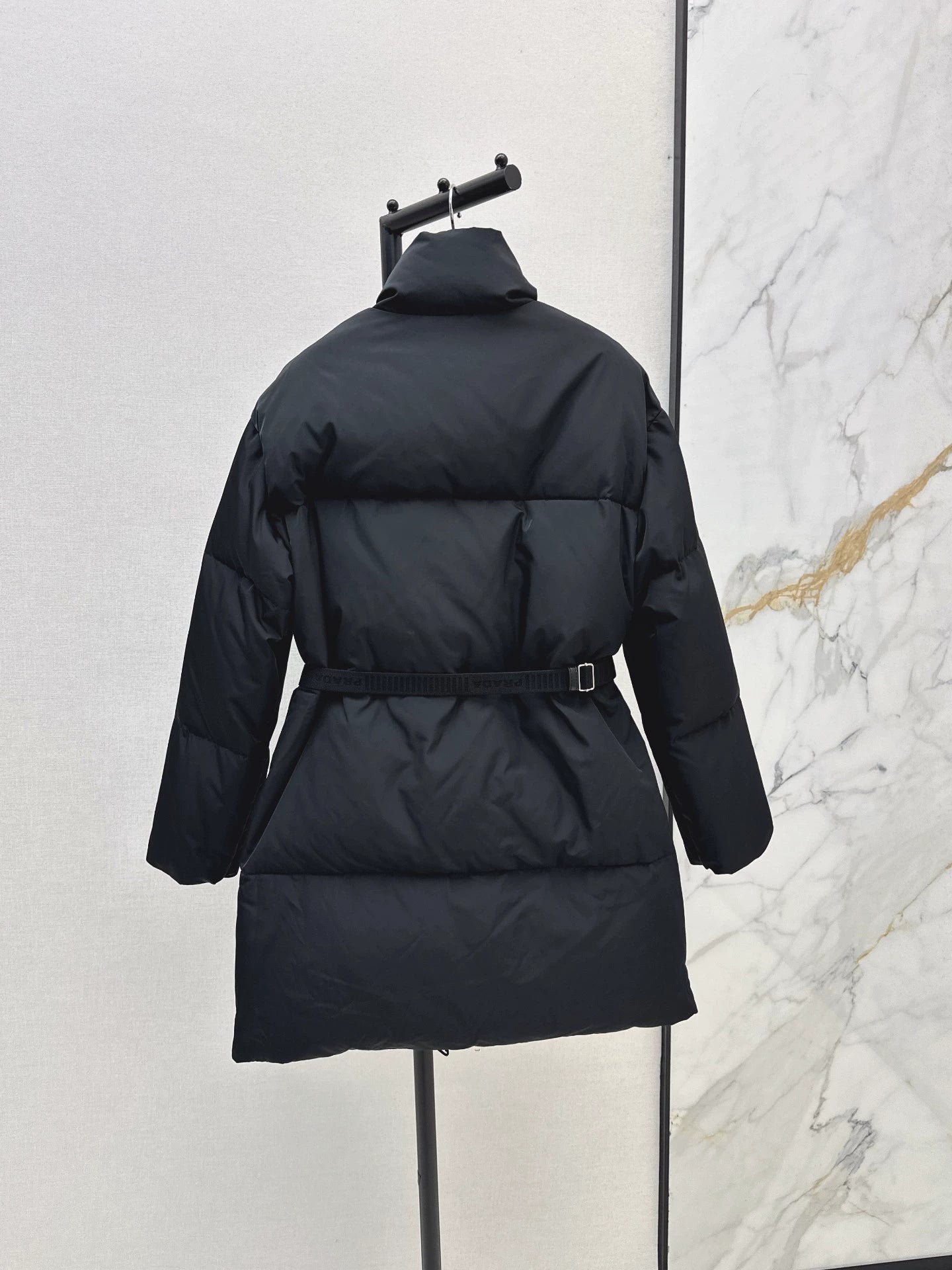 P 25fw Waisted mid-length down jacket