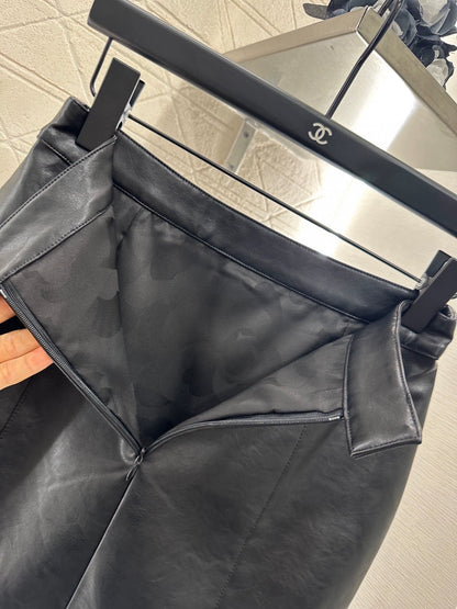 C 25 Hip-hugging leather miniskirt