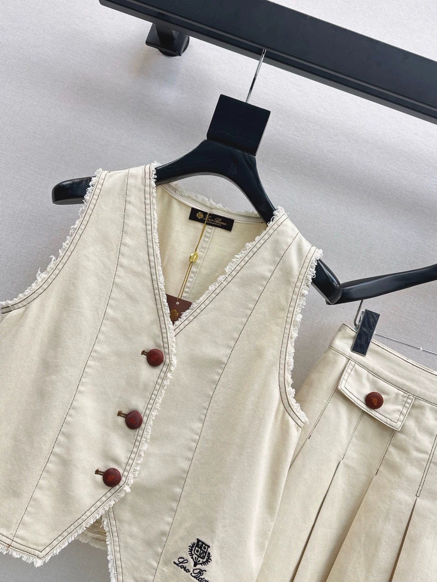 Lor 25 spring and summer new suit Sleeveless V-neck denim vest + age-reducing pressed pleated half skirt