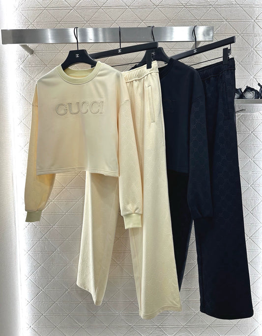 G 25 Round neck embroidered sweatshirt and trousers set
