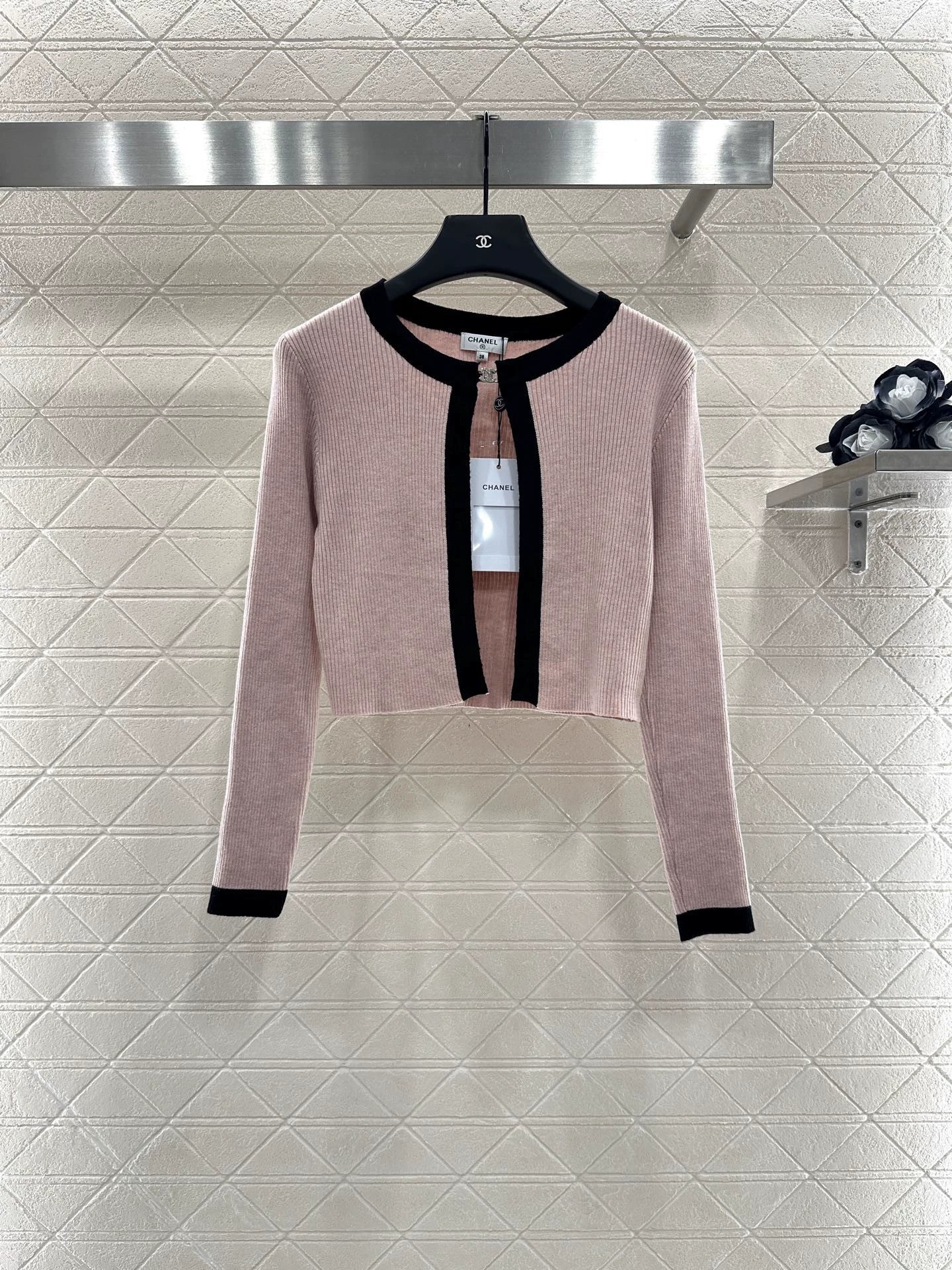 C 25 Two-piece knitted cardigan set with suspenders