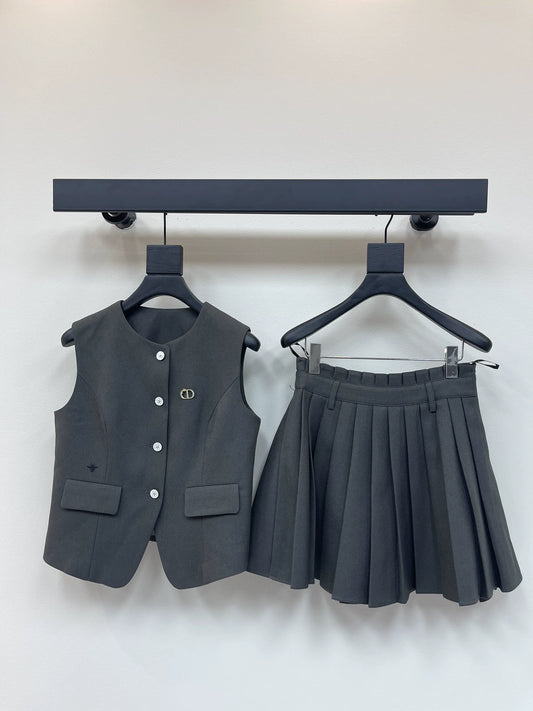 D 25 Bee embroidered vest + pleated skirt set