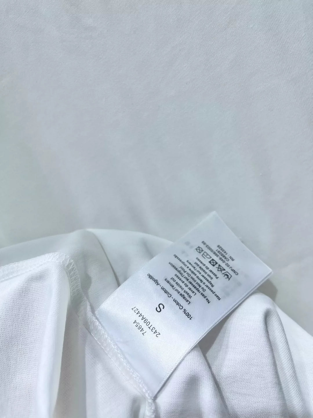 BA 25 Neues bedrucktes T-Shirt mit Knopfverzierung