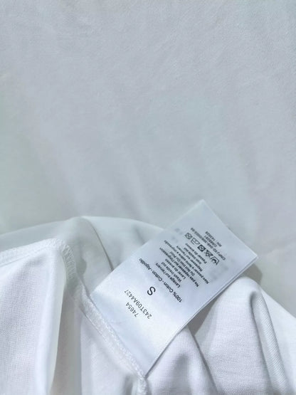 BA 25 Neues bedrucktes T-Shirt mit Knopfverzierung
