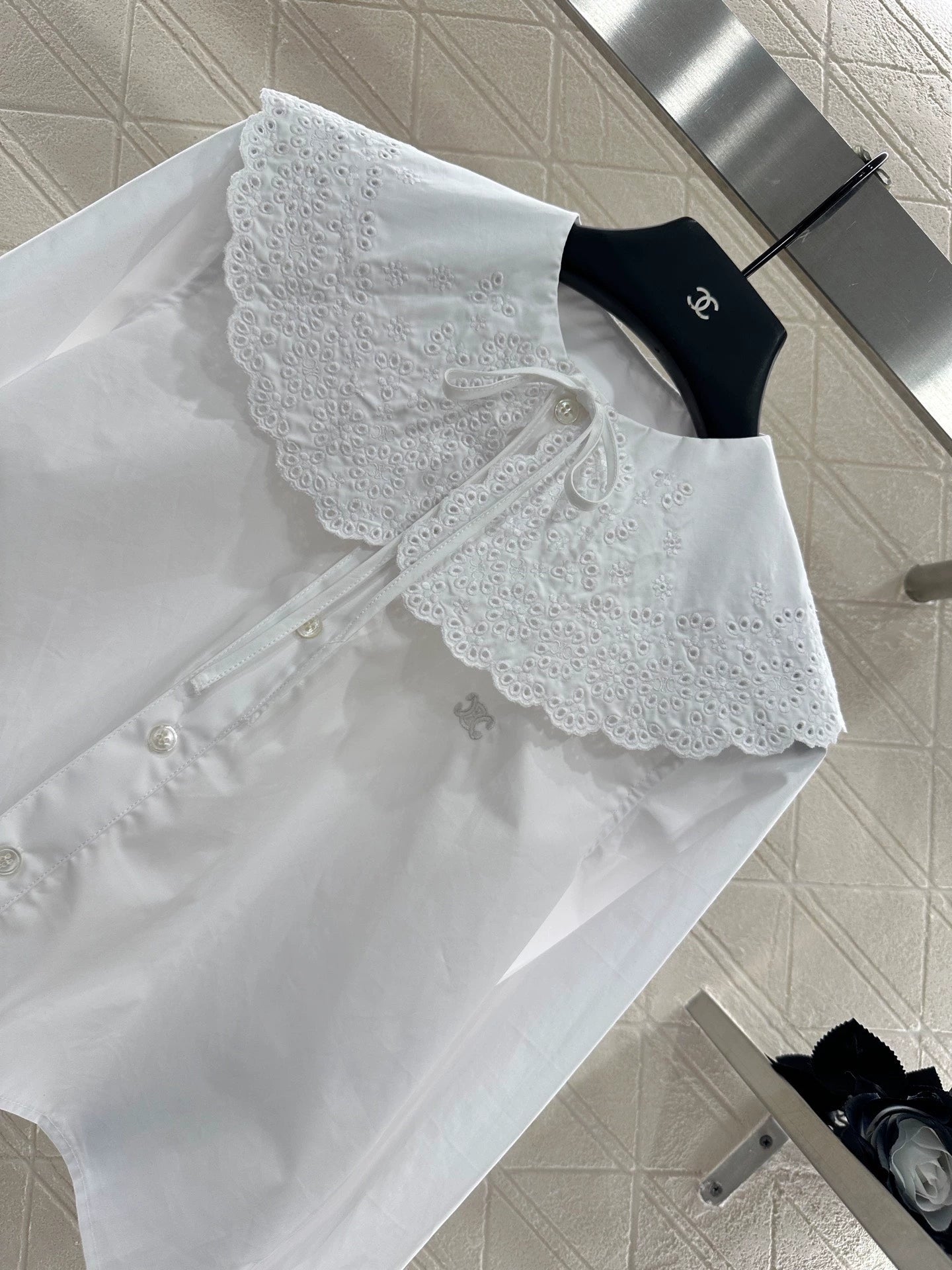 CE 25 Embroidered, hollowed-out shawl collar shirt.