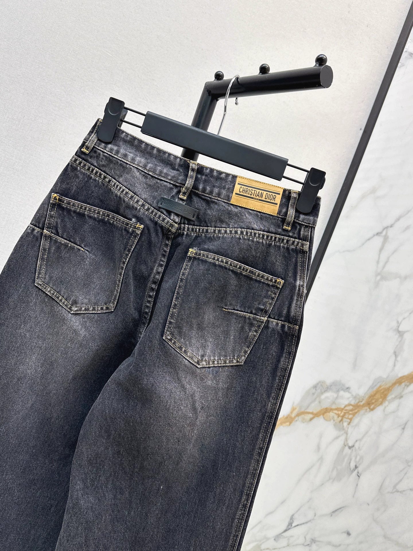 D 25 Damaged loose jeans